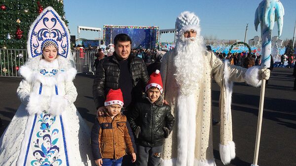 Дед Мороз и снегурочка на площади в Ташкенте - Sputnik Узбекистан