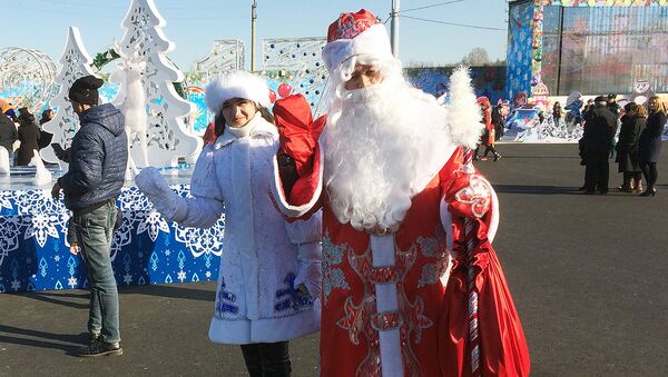 Дед Мороз и снегурочка на площади в Ташкенте - Sputnik Узбекистан