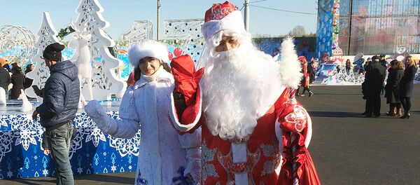 Дед Мороз и снегурочка на площади в Ташкенте - Sputnik Узбекистан