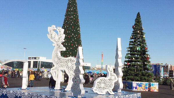 Новогодние елки на площади в Ташкенте - Sputnik Узбекистан