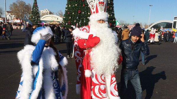 Дед Мороз и Снегурочка на площади в Ташкенте - Sputnik Узбекистан