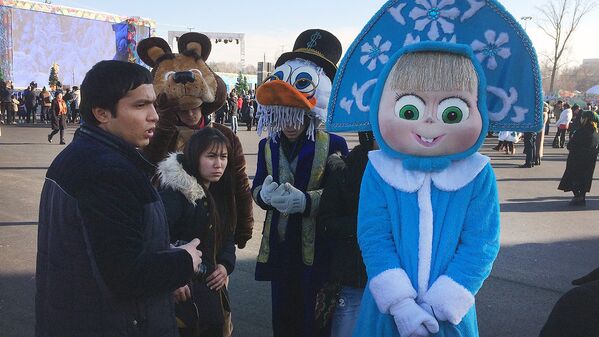 Ростовые куклы на площади в Ташкенте - Sputnik Узбекистан