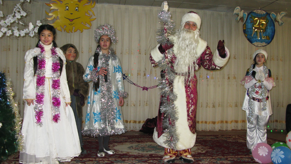Спектакль «Зимняя сказка» представили в самаркандской школе - Sputnik Узбекистан
