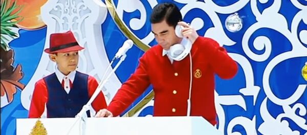 Президент Туркменистана Бердымухамедов с внуками выступили на новогодней елке - Sputnik Узбекистан