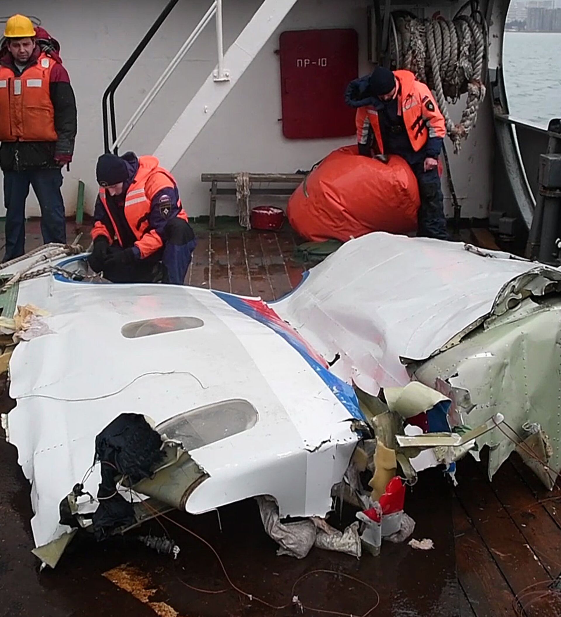 Катастрофа ту-154 над чёрным морем. Ту 154 авиакатастрофа Сочи. Крушение ту-154 над Сочи (2016). Ту-154 Сочи катастрофа обломки.