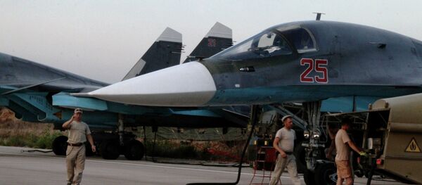 Российские самолеты Су-34 в аэропорту Хмеймим в Сирии - Sputnik Узбекистан