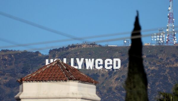 Святая марихуана: надпись Голливуд в Лос-Анджелесе изменили - Sputnik Узбекистан