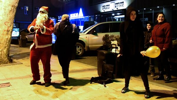 Танцующий Санта Клаус развлекал прохожих в Тбилиси - Sputnik Узбекистан