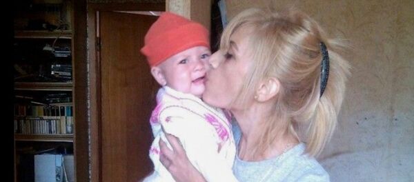 Нилуфар Мамасаидова қизи билан - Sputnik Ўзбекистон