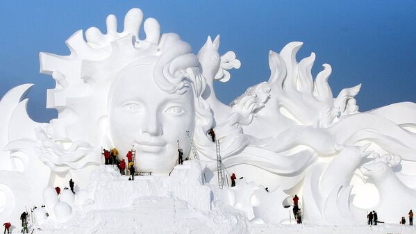 Подготовка к фестивалю снега и льда в Харбине, Китай - Sputnik Узбекистан