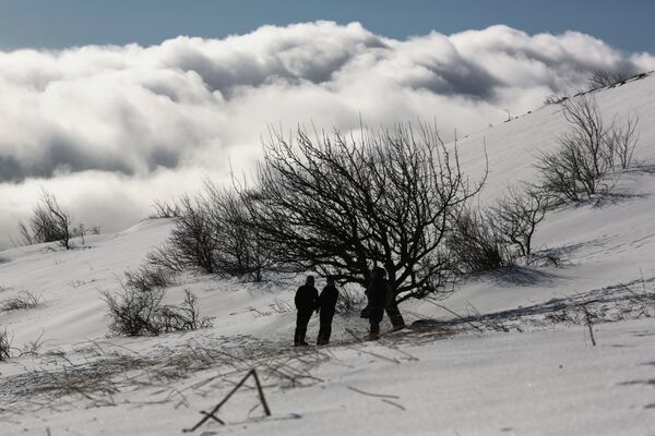 Туристы на склоне горы Чатыр-Даг в Крыму - Sputnik Узбекистан
