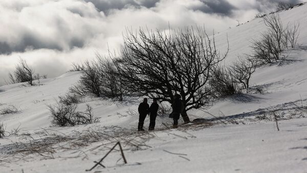 Туристы на склоне горы Чатыр-Даг в Крыму - Sputnik Узбекистан