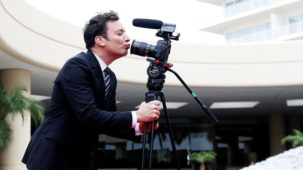 Host and comedian Fallon kisses a camera during a red carpet rollout during preparations for the 73rd Annual Golden Globe Awards in Beverly Hills - Sputnik Узбекистан