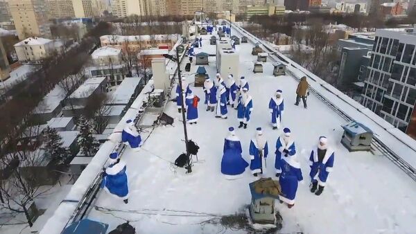 СПУТНИК_Дед Мороз с крыши: как в одной из больниц Москвы поздравили детей с Рождеством - Sputnik Узбекистан