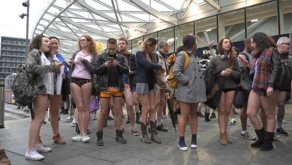 Спутник_День без штанов: как ежегодный флешмоб прошел в Лондоне и Берлине - Sputnik Узбекистан