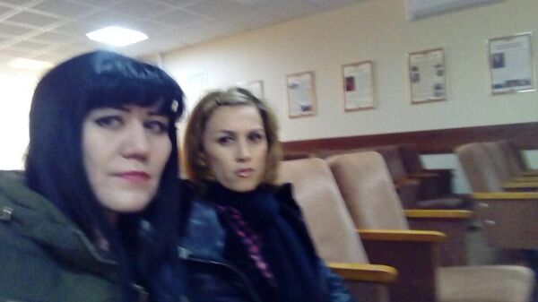 Нилуфар Мамасаидова перед отправкой в суд Нилуфар Мамасаидова перед отправкой в суд - Sputnik Узбекистан