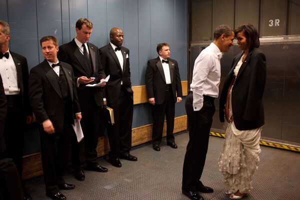 Барак и Мишель Обама после инаугурации в 2009 году - Sputnik Узбекистан