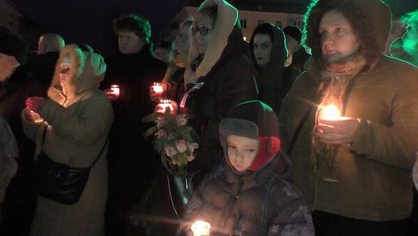 СПУТНИК_Жители Луганска зажгли сотни свечей на акции памяти жертв конфликта в Донбассе - Sputnik Узбекистан