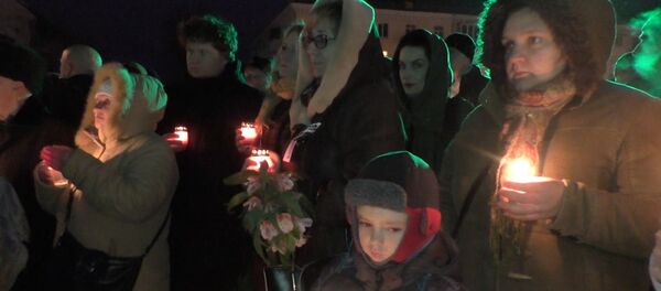 СПУТНИК_Жители Луганска зажгли сотни свечей на акции памяти жертв конфликта в Донбассе - Sputnik Узбекистан