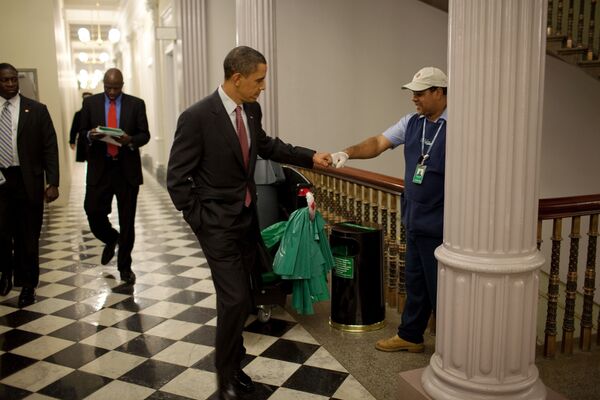 Барак Обама приветствует уборщика - Sputnik Узбекистан
