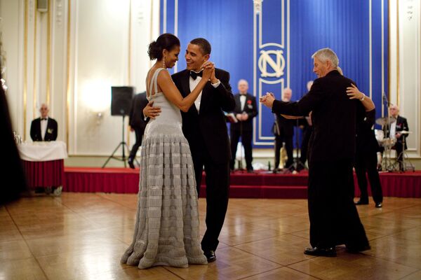 Мишель Обама и Барак Обама танцуют - Sputnik Узбекистан