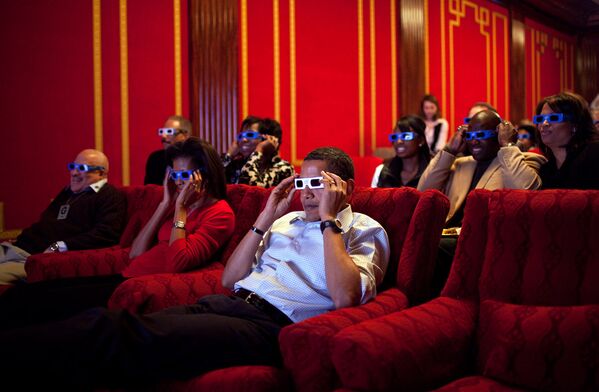 Мишель и Барак Обама в кинотеатре - Sputnik Узбекистан