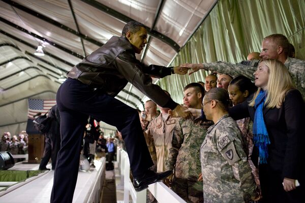 Барак Обама приветствует военнослужащих - Sputnik Узбекистан