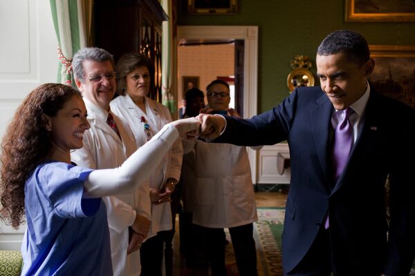 Барак Обама приветствует медицинских работников - Sputnik Узбекистан