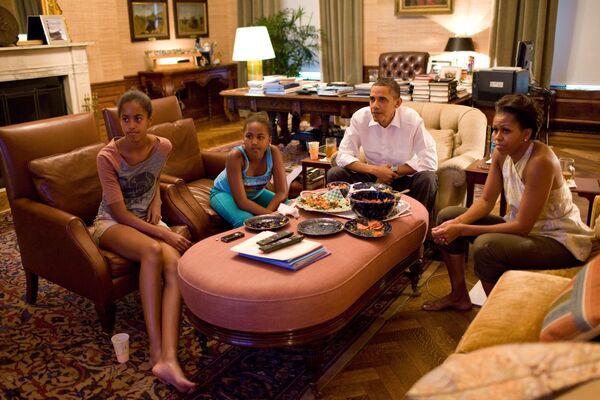 Барак и Мишель Обама ужинают с детьми - Sputnik Узбекистан