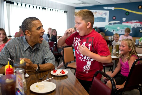 Барак Обама с ребенком - Sputnik Узбекистан