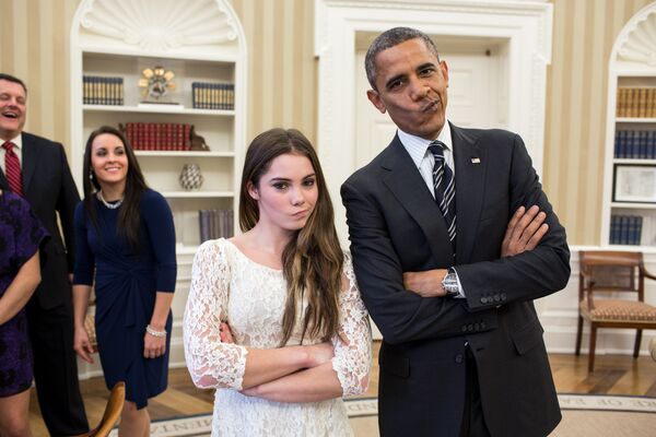 Барак Обама позирует с девушкой - Sputnik Узбекистан