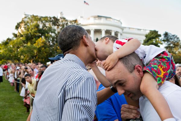 Барак Обама целует ребенка - Sputnik Узбекистан