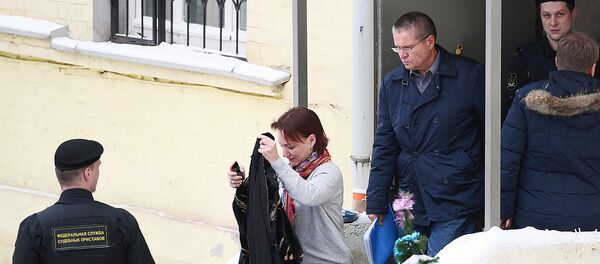 Бывший министр экономического развития РФ Алексей Улюкаев выходит из здания Басманного суда города Москвы - Sputnik Узбекистан