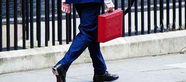 Чемодан кўтарган эркак Чемодан кўтарган эркак - Sputnik Ўзбекистон