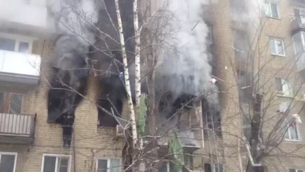 СПУТНИК_Густой черный дым валил из окон квартир в Саратове после взрыва бытового газа - Sputnik Узбекистан