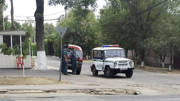 Узбекские милиционеры рядом с патрульной машиной - Sputnik Ўзбекистон