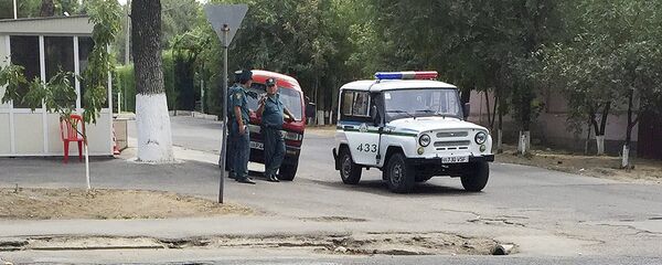 Узбекские милиционеры рядом с патрульной машиной Узбекские милиционеры рядом с патрульной машиной - Sputnik Ўзбекистон