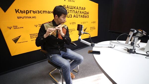 Инженер сыграл мировые хиты на кыргызской флейте сыбызгы - Sputnik Узбекистан