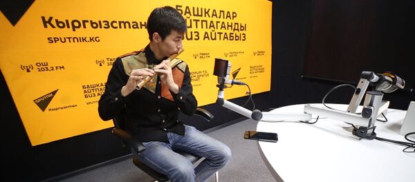 Инженер сыграл мировые хиты на кыргызской флейте сыбызгы Инженер сыграл мировые хиты на кыргызской флейте сыбызгы - Sputnik Узбекистан