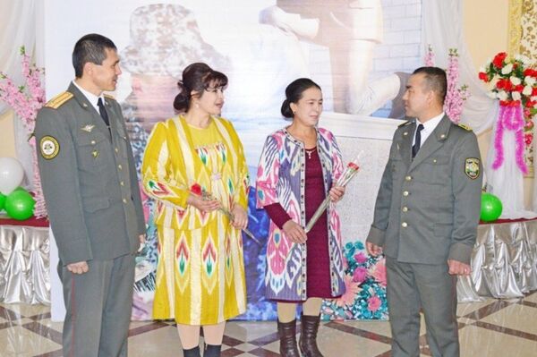 Хоразм вилоятида ҳарбий хизматчиларни табриклаш Хоразм вилоятида ҳарбий хизматчиларни табриклаш - Sputnik Ўзбекистон