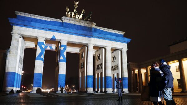 Проекция израильского флага на Бранденбургских воротах - Sputnik Узбекистан