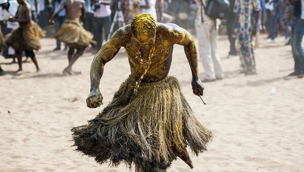 Shaman ispolnyayet ritualniy tanes na yejegodnom festivale koldunov v Benine - Sputnik O‘zbekiston