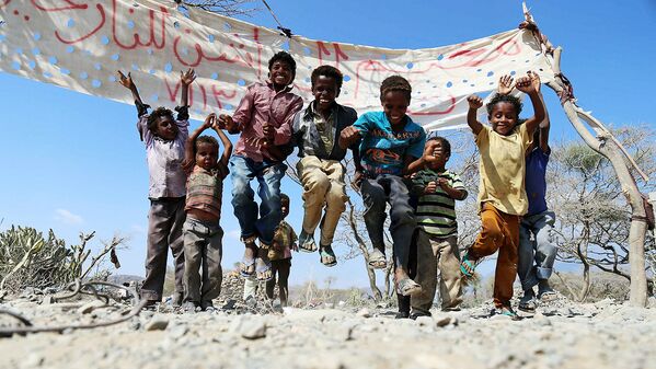 Йеменские дети играют в лагере для беженцев - Sputnik Узбекистан