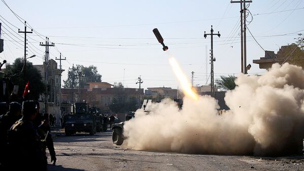 Запуск снаряда иракской армии в Мосуле по группировке ИГ - Sputnik Узбекистан