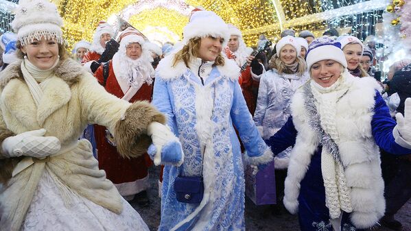 Участники торжественного шествия во время парада Снегурочек в Москве - Sputnik Узбекистан