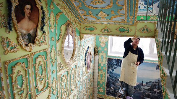 Пенсионер Владимир Чайка, расписавший подъезд в одном из жилых домов в Киеве в стиле барокко - Sputnik Узбекистан
