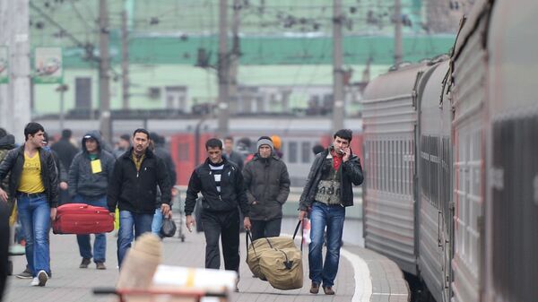 Мигранты на вокзале - Sputnik Узбекистан