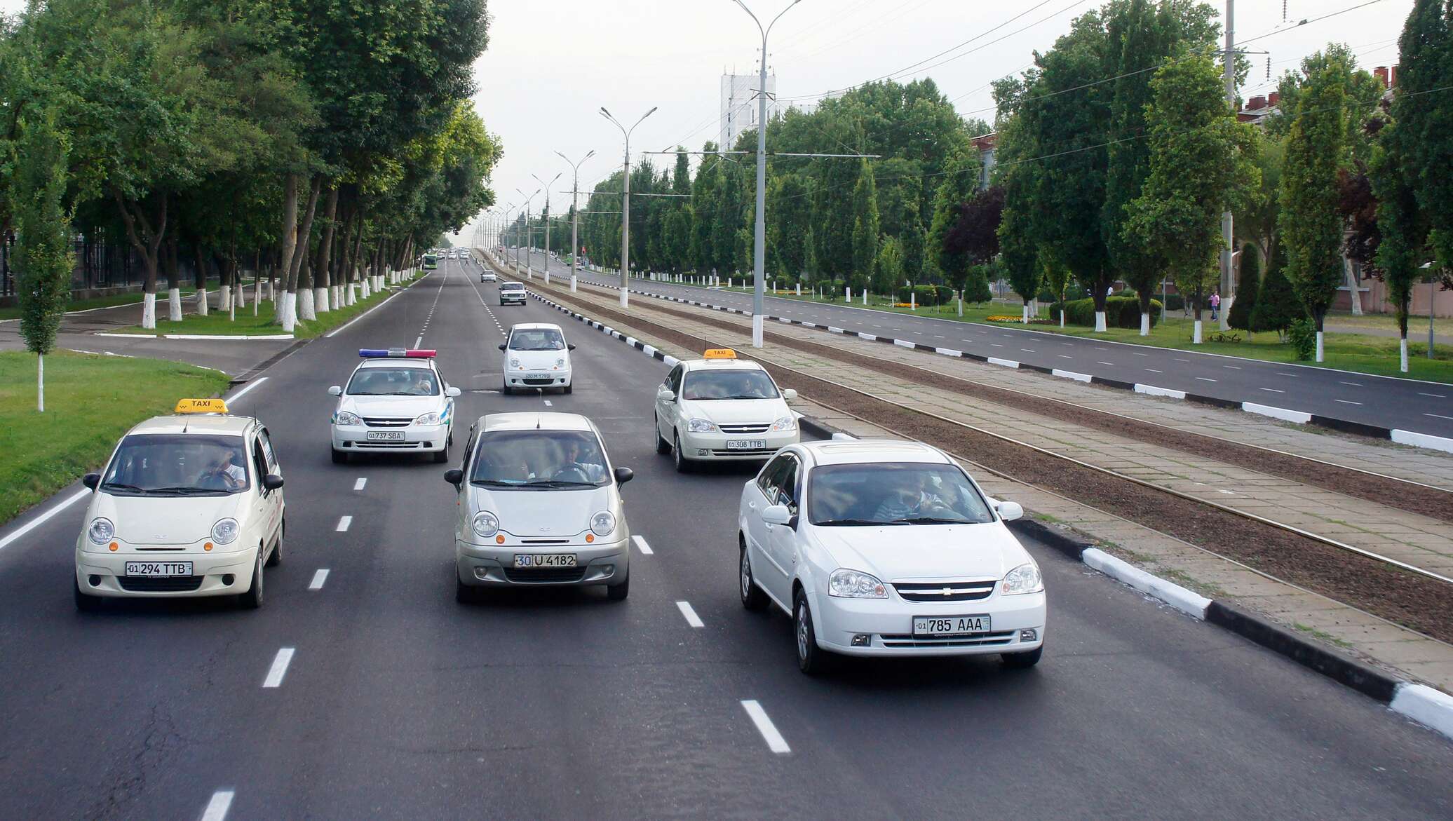 Машина на дороге Узбекистан