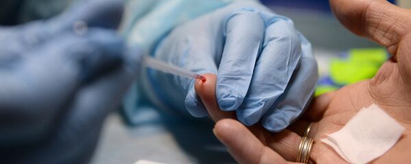 Медицинский работник производит экспресс-анализ крови Медицинский работник производит экспресс-анализ крови - Sputnik Ўзбекистон