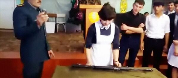 Узбечки разбирают автомат Узбечки разбирают автомат - Sputnik Узбекистан